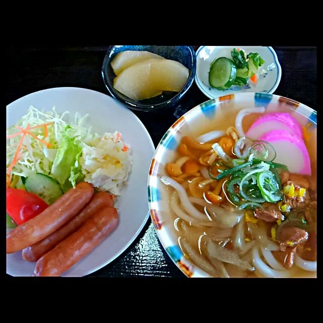 Snapdishの料理写真:本日の賄い(2/24  パキッとウィンナーとプチ地鶏うどん＆リンゴ🍎のコンポート❤)
 #ちょっとシリーズ|かぴかぴさん