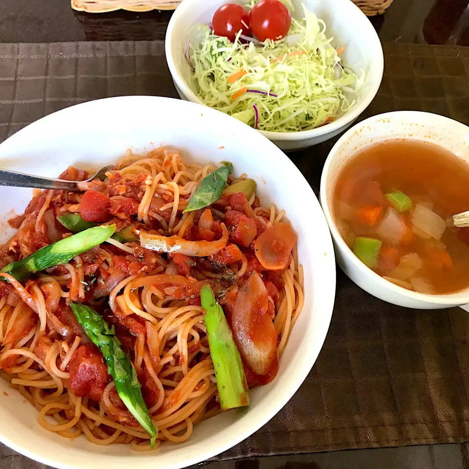 ツナとアスパラのトマトパスタ、野菜スープ、サラダ🥗🍝|純さん