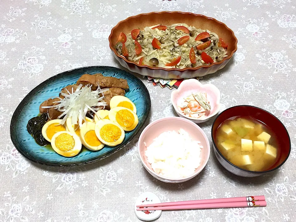 Snapdishの料理写真:角煮、温サラダ、お味噌汁、人参・ごぼうのサラダ|小鳥さん