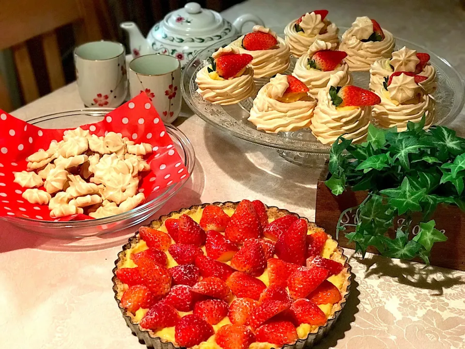 Snapdishの料理写真:When I’m in a mood to do something white eggs for pavlova and egg yolks for strawberry tart|Babyluv Cabrera Ocampoさん