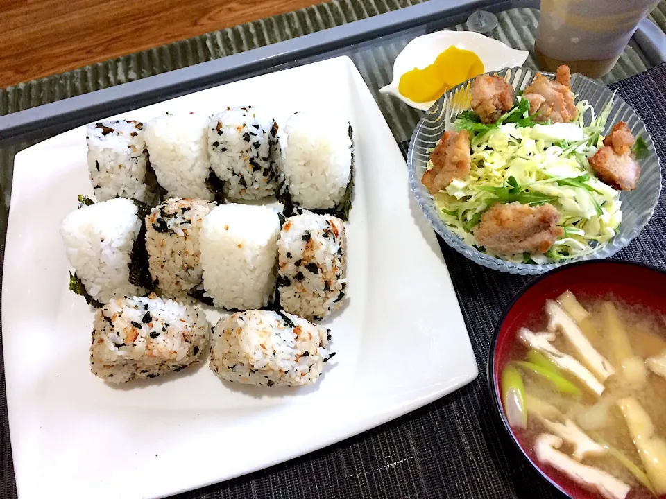 Snapdishの料理写真:今日の男子料理 朝食＆弁当🍙

弁当用おにぎりも一緒盛りですw

#おにぎり #梅おにぎり #おかかおにぎり #高菜おにぎり #チキンサラダ #ネギとお揚げ味噌汁|Booパパさん