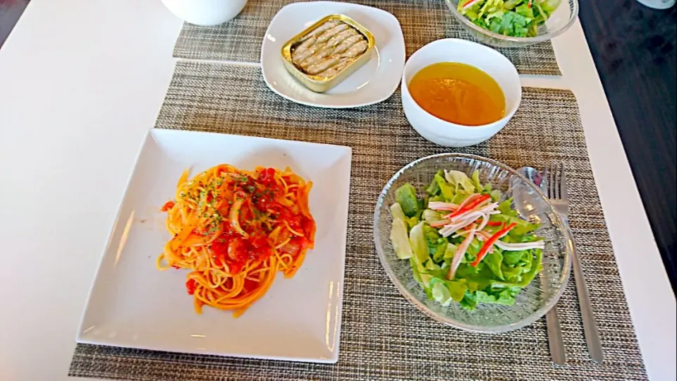 Snapdishの料理写真:今日の昼食 塩麹トマトパスタ、コンソメスープ、オイルサーディン|pinknari🐰🌈さん