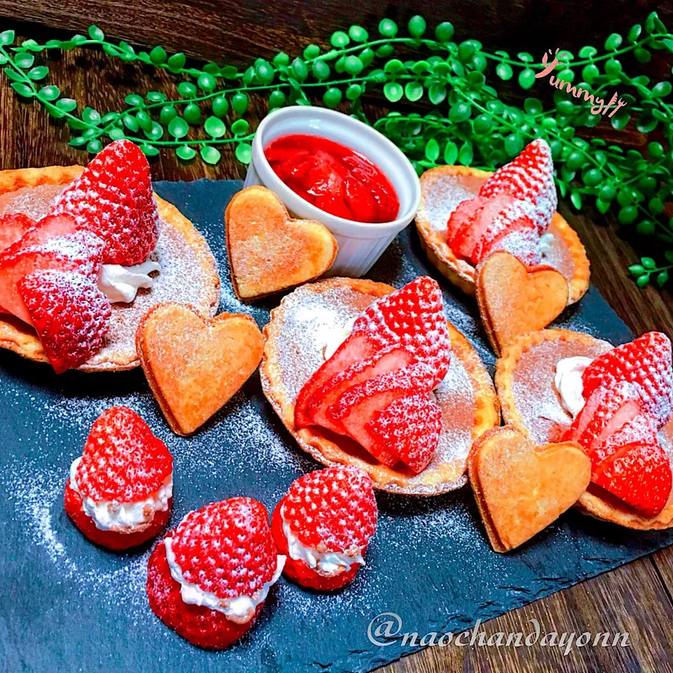 苺チョコムースタルト🍓
クッキー🍪
苺ソース添え🍓|naochandayonnさん