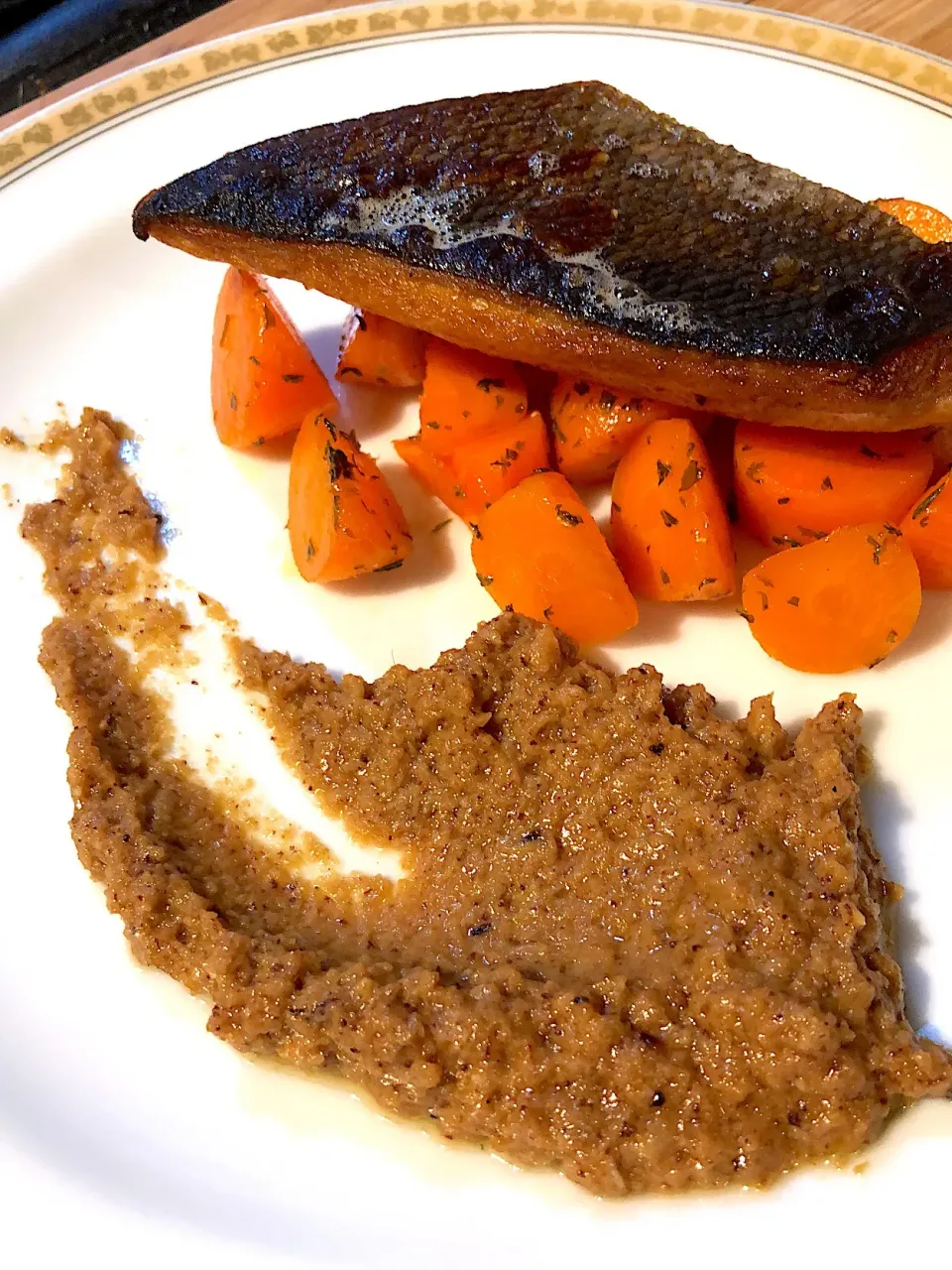 Snapdishの料理写真:Salmon with glazed carrots and roasted cauliflower purée|Chris Shannonさん