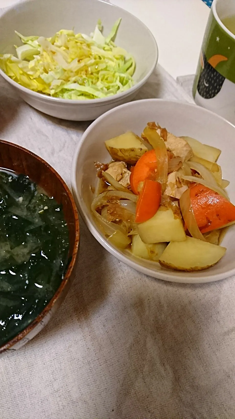 肉じゃが &温野菜サラダ #鶏肉 #キャベツ #ワカメ #味噌汁 #和食|やのさん