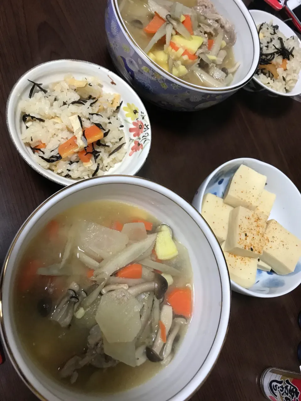 Snapdishの料理写真:2月25日晩ご飯。ひじきの炊き込みご飯、具沢山豚汁、高野豆腐。|あやさん