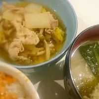 皆さんのレシピを参考に作ってみてます🍴
白菜しめじ豚肉の煮物と小松菜のお味噌汁🎵|Namiさん