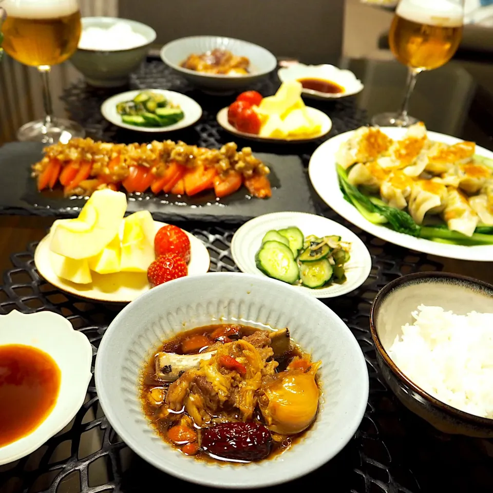 Snapdishの料理写真:✭肉骨茶
✭豆腐と野菜のベジ餃子
✭トマトとザーサイのサラダ
✭きゅうりの酢の物、ぬか漬け|はらしおりさん