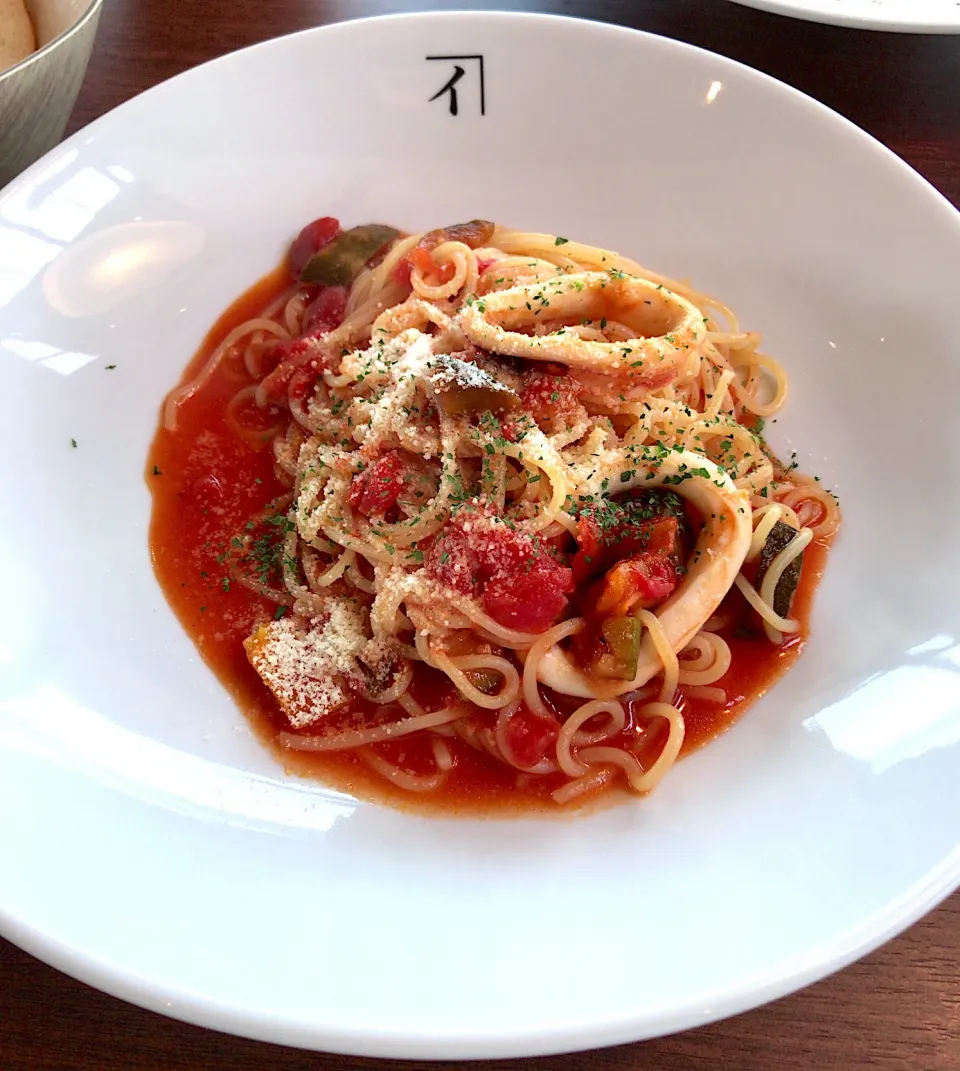 イカと彩り野菜のトマトパスタ🍝|るみおんさん