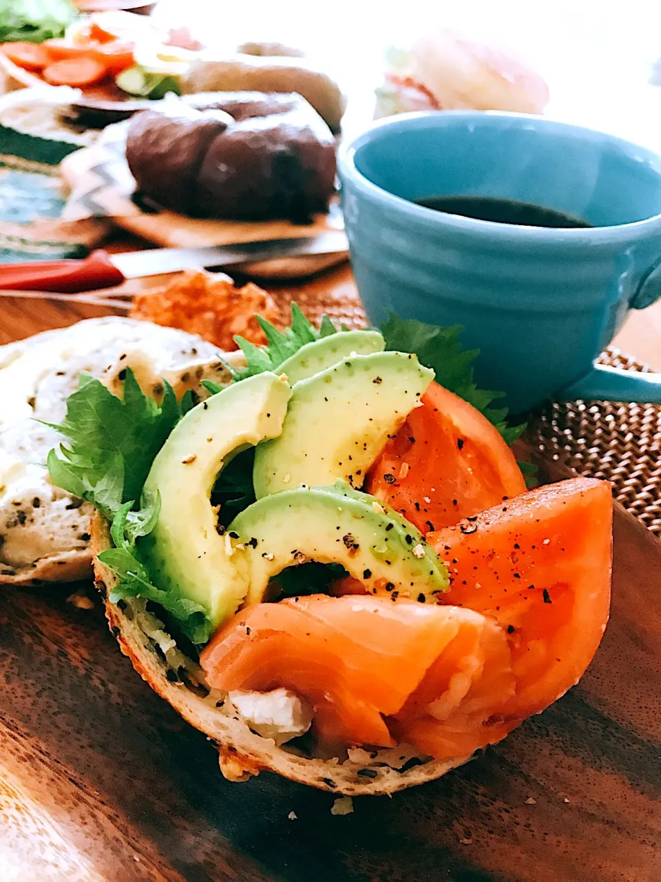 スモークサーモンとアボカドと
トマトのオープンサンド☀️|yukikiさん