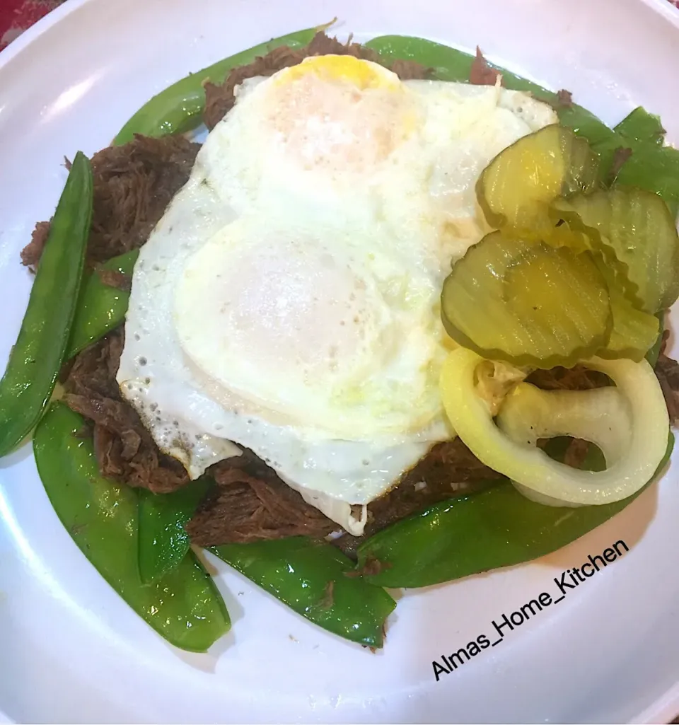 Steak Barbacoa with Snowpeas. Topped with eggs.|Alma's Home Kitchenさん