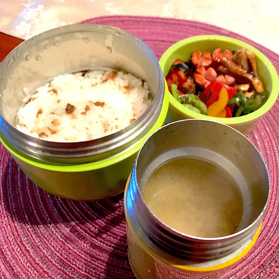 Snapdishの料理写真:今日のお弁当🍱
トマトと大根のお味噌汁🍅
カラフルなお弁当で
1週間のスタート
さぁ、今週も頑張ってまいりましょう٩(^‿^)۶|mokoさん