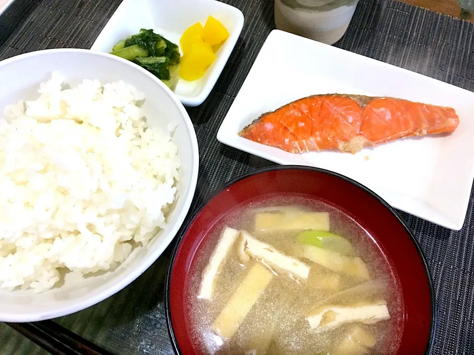 今日の男子弁当 朝食 2018年2/26 
シャケ定食だよ〜
#シャケ #お新香 #ネギ油揚げ味噌汁|Booパパさん