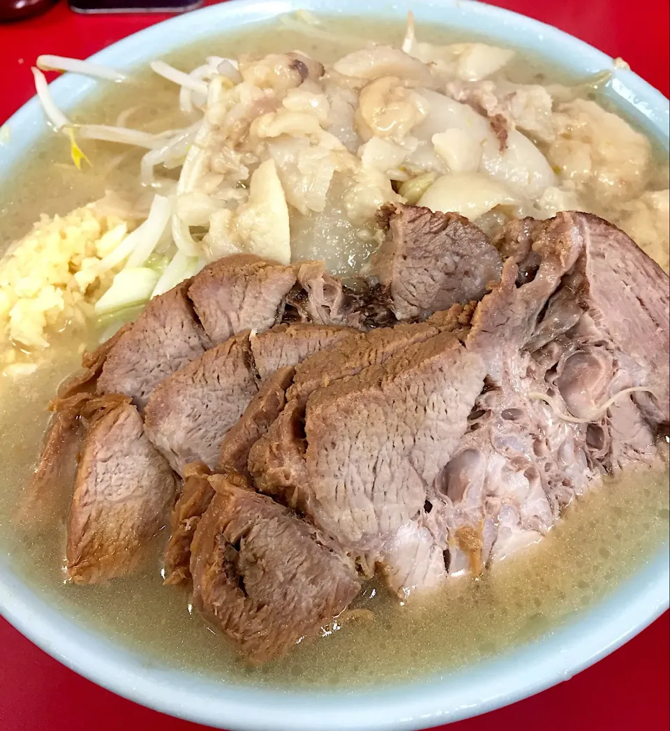 Snapdishの料理写真:ラーメン二郎 新宿歌舞伎町店 ラーメン ブタ入
頂きました🐷 

コールは、ニンニク、アブラマシマシ🐷|NOMU'S キッチン🍳さん