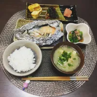 Snapdishの料理写真:恒例の休みにしか作れない遅めの朝ごはん🍚😊
#お休みを頂いて #ゆっくり休日 #遅めの朝ごはん #メインは #やまやの明太子 
#やまやの明太子
#鮭のホイル焼き 
#ひじきの煮物 
#だし入り玉子焼き  
#ほうれん草お浸し 
#玉ねぎのみそ汁|りさりささん