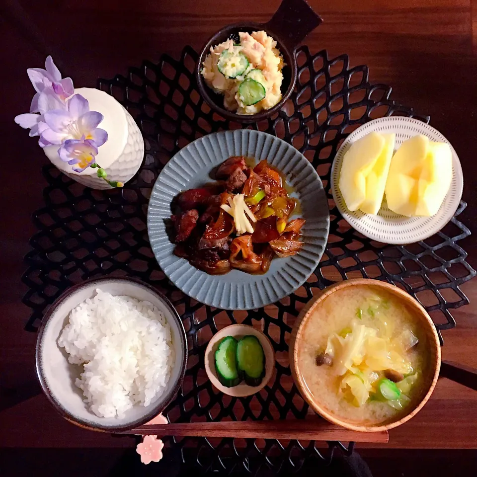 ✭鶏レバーのしょうが煮
✭ツナときゅうりのポテトサラダ
✭キャベツとしめじの味噌汁|はらしおりさん