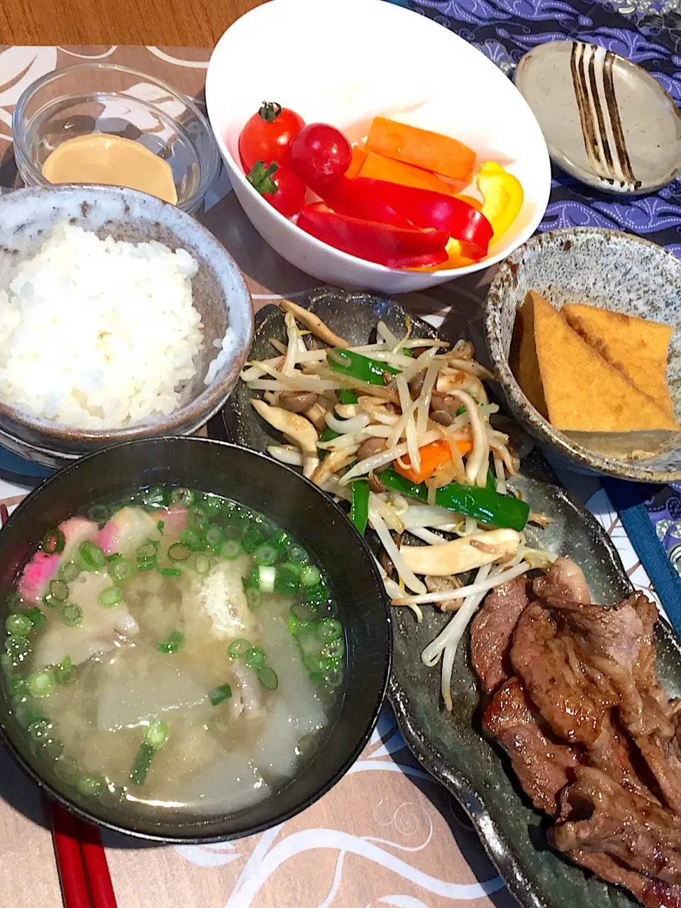 晩御飯
焼肉、もやしとピーマンとしめじの炒め物、バーニャカウダ、白米、豚汁、厚揚げの煮物|かよちゃんさん