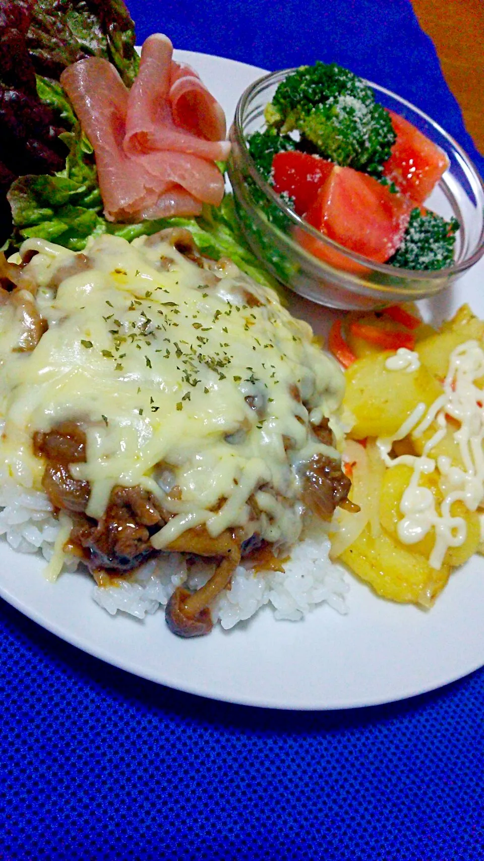 昨日と似たような…😒
トロトロチーズの洋風牛丼(笑)😁カフェ風😂😂|naokiさん