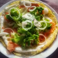 Snapdishの料理写真:selfmade big egg Big Omelett / crèpe with
Salad, cream sauce, smoked salmon, onion rings and salad
 #オムレツ #スモークサーモン
 ホースラディッシュ


Rauchlachs Omelett mit Frischkä|Najeskaさん