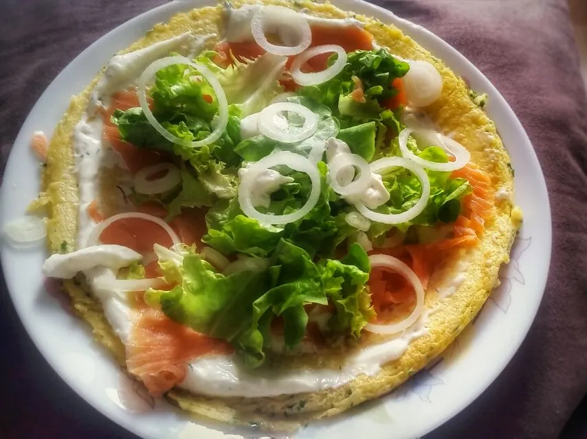 selfmade big egg Big Omelett / crèpe with
Salad, cream sauce, smoked salmon, onion rings and salad
 #オムレツ #スモークサーモン
 ホースラディッシュ


Rauchlachs Omelett mit Frischkä|Najeskaさん