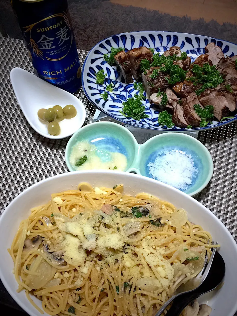 Snapdishの料理写真:昨夜のアヒージョをリメイクしてパスタに🍝紅茶で煮たポークで🍻|Satomi Ichikawaさん