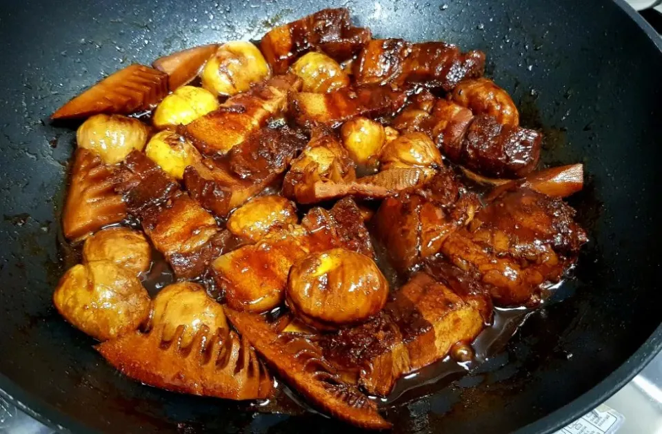 Braised pork belly with chestnuts and bamboo shoot|steven z.y.さん