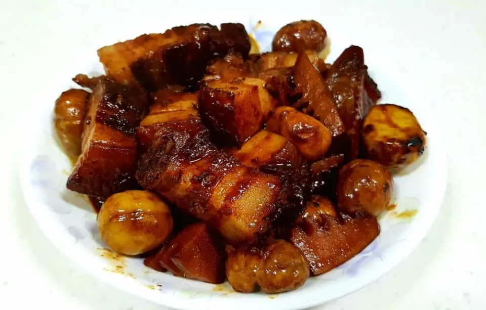 Snapdishの料理写真:Braised pork belly with chestnuts and bamboo shoot|steven z.y.さん