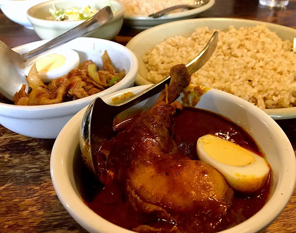 昼ごはん☀️☀️☀️ お好きなカリー２種セット   インド風イエローカリー🌶🌶🌶🌶🌶＆ポーク唐辛子炒め🌶🌶 イエローめちゃ辛い(*_*)|ぽんたさん