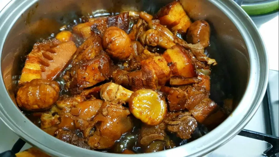 Braised pork belly and trotters with chestnuts and bamboo shoot|steven z.y.さん