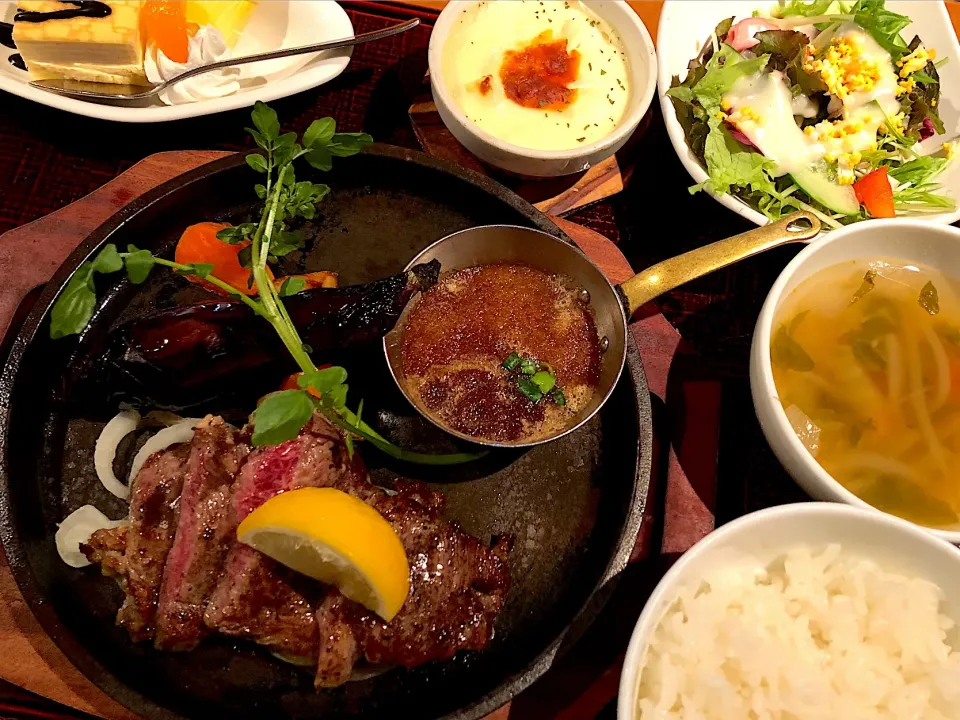 Snapdishの料理写真:お肉のランチ(カットステーキ)@茶屋草木万里野(上尾)|miyaさん