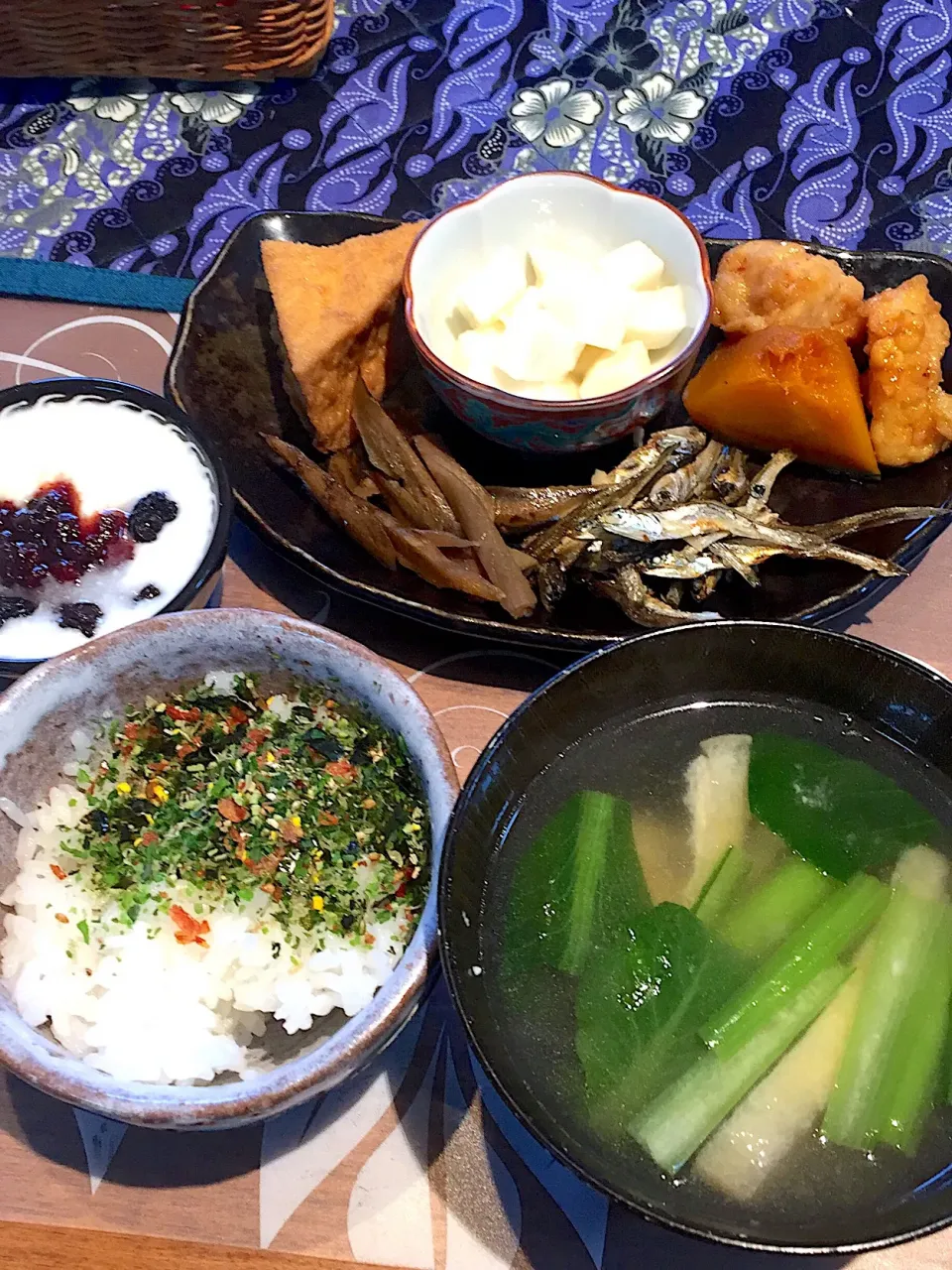 朝ごはん
田作り、かぼちゃの煮物、イカとレンコンの揚げ物、きんぴらごぼう、厚揚げの煮物、長芋わさび酢漬け、白米、揚げと小松菜の味噌汁、ジャンボレーズンとコケモモ添えヨーグルト|かよちゃんさん