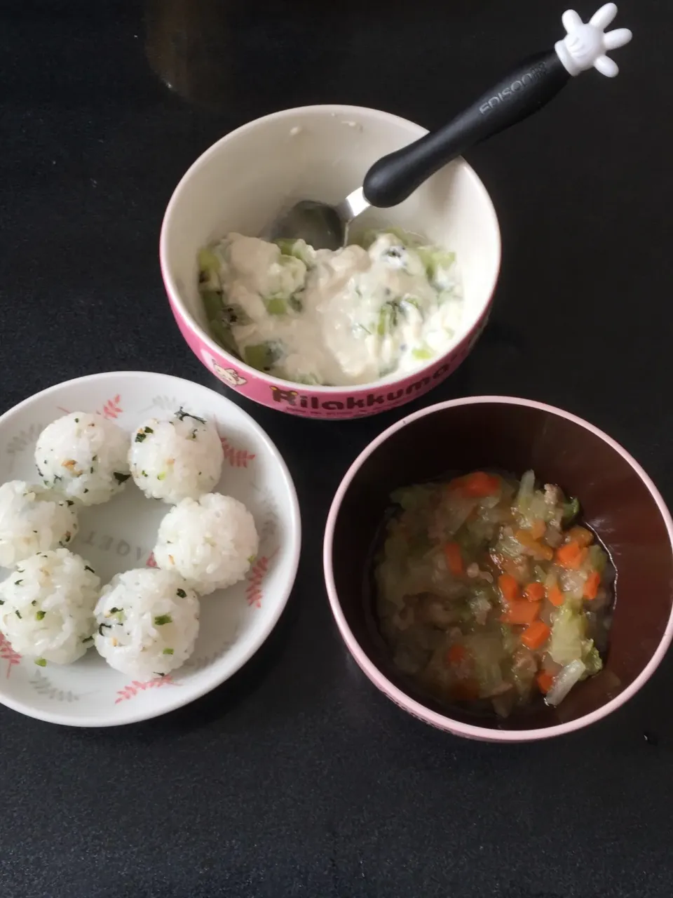 離乳食 朝
・ふりかけおにぎり
・白菜と豚肉のあんかけ
・キウイ豆乳グルト|ぺろたんさん