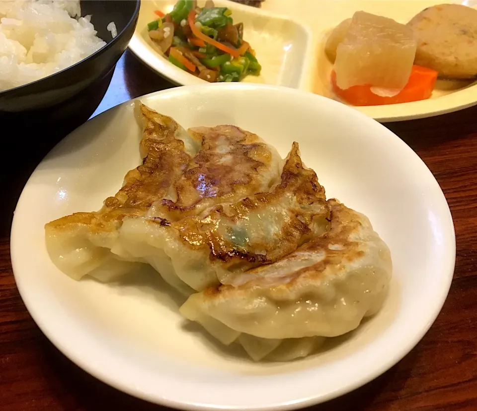 本日の賄い  昼ごはん☀️☀️🔆 餃子 煮物  和え物|ぽんたさん