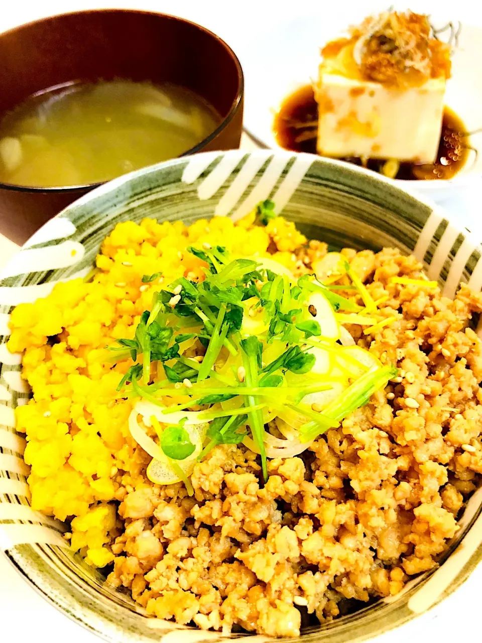 晩御飯🌸鶏そぼろと卵の二色丼 ψ(๑'ڡ'๑)ψ|やっちさん