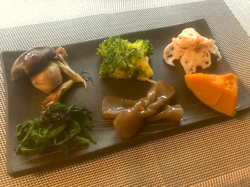 Assorted Side dishes🥗🥦🍄お惣菜 大黒本しめじのﾄﾘｭﾌ塩ﾊﾞﾀｰ炒め･ﾌﾞﾛｯｺﾘｰの胡麻和え･蓮根のたらこ和え･春菊の海苔和え･蒟蒻のﾋﾟﾘ辛炒め･南瓜の麹甘酒煮ヽ(´∀`)ﾉ|🌈Ami🍻さん