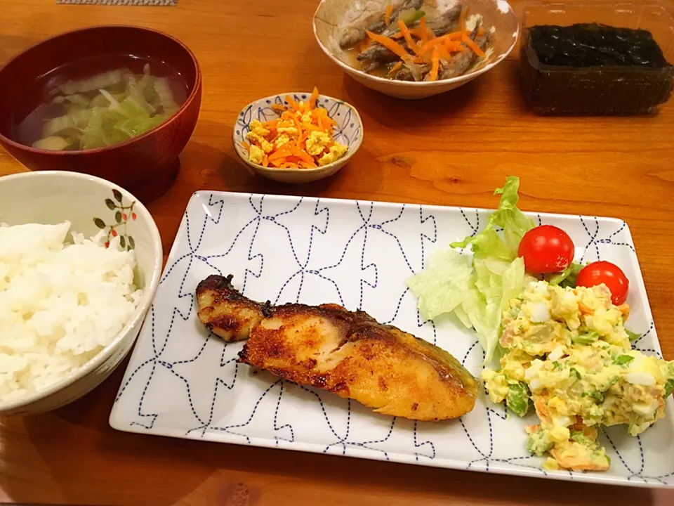 2/27 夕飯♪ シルバー西京焼 ポテトサラダ 人参しりしり 白菜と舞茸のスープ|ikukoさん