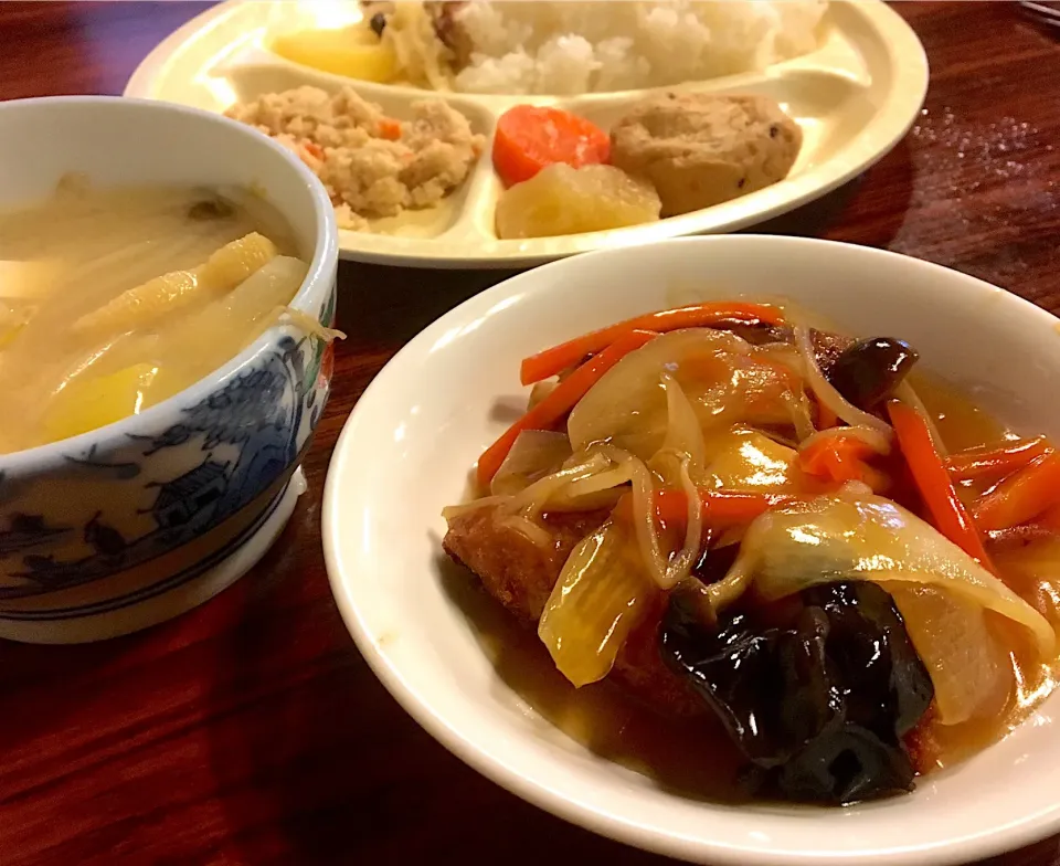 本日の賄い  晩ごはん⭐️⭐️🔆 白身魚フライの甘酢あんかけ 煮物  卯の花 ポテサラ 沢庵漬け   白飯  味噌汁|ぽんたさん