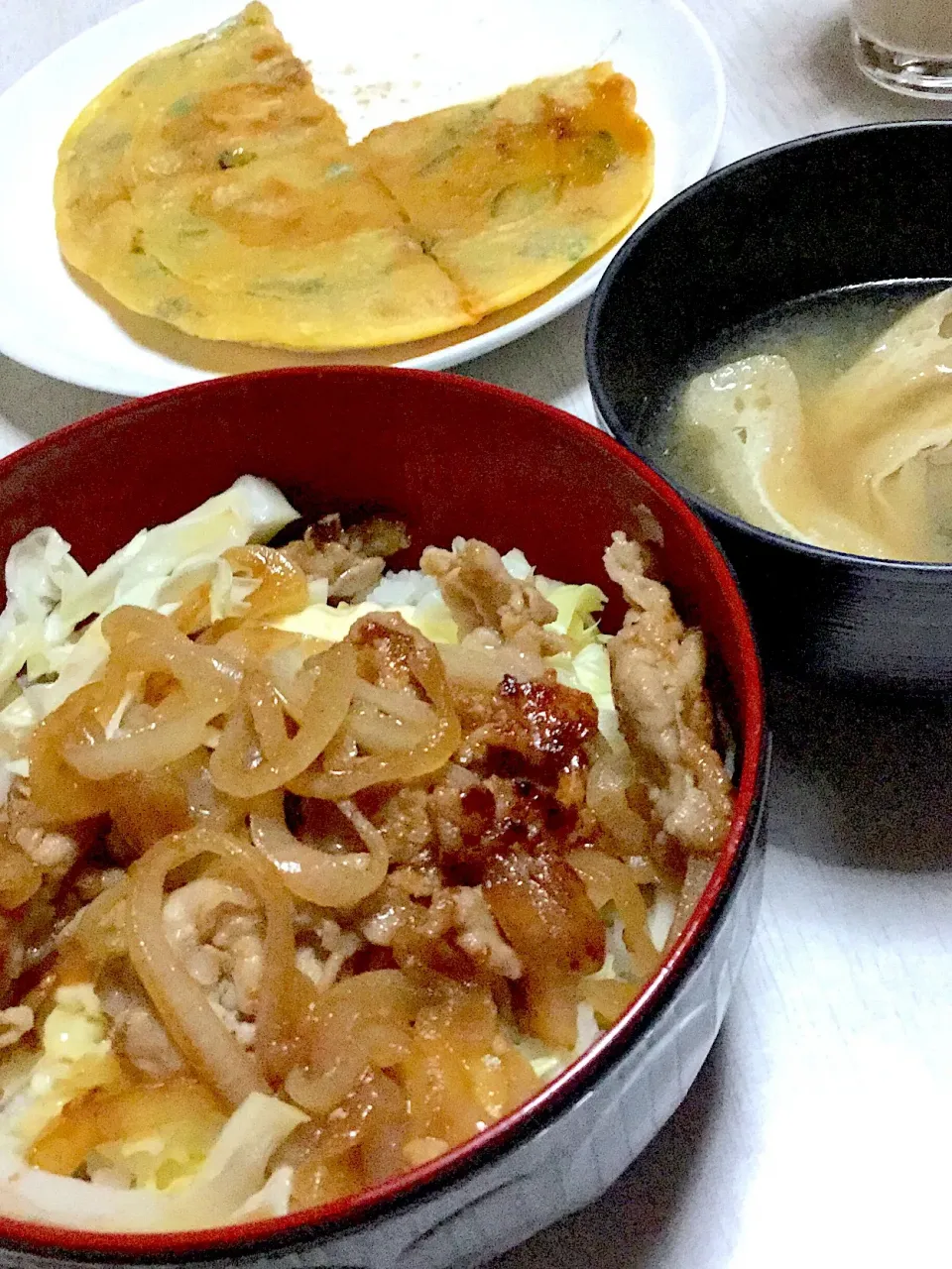 生姜焼き丼、ほうれん草のお味噌汁、ニラとノリと食べるラー油のチヂミ|Ayaさん