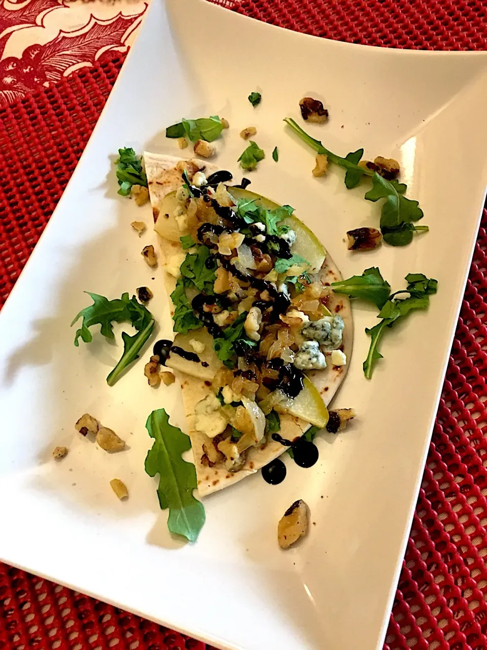 Roasted Pear & Walnut flatbread topped with arugula, caramelized onions, & blue cheese crumbles #roastedpear  #flatbread #bluecheesecrumbles|🌺IAnneさん