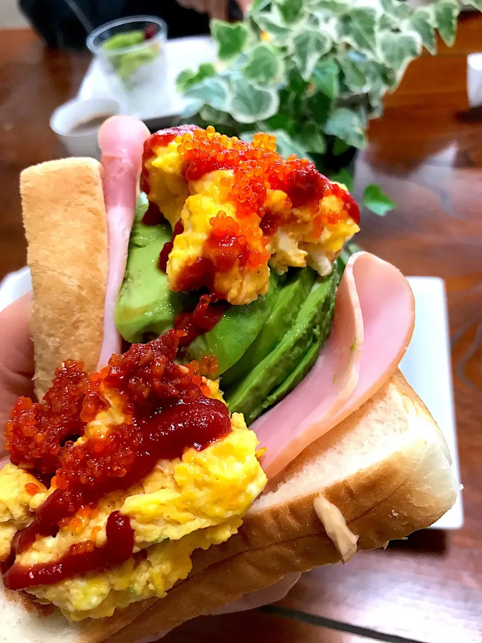 アボガド🥑ハム🐷スクランブルエッグ🍳 オープンサンド パプリカペーストハリッサとケチャップ味付け。のせ過ぎ食べずれぃー😱💦|シュトママさん