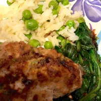 Snapdishの料理写真:#lightmeal  #easycooking #turkeypatties #onionmintsalt  #quickandeasy #sautedspinach|Leensey Benavidesさん