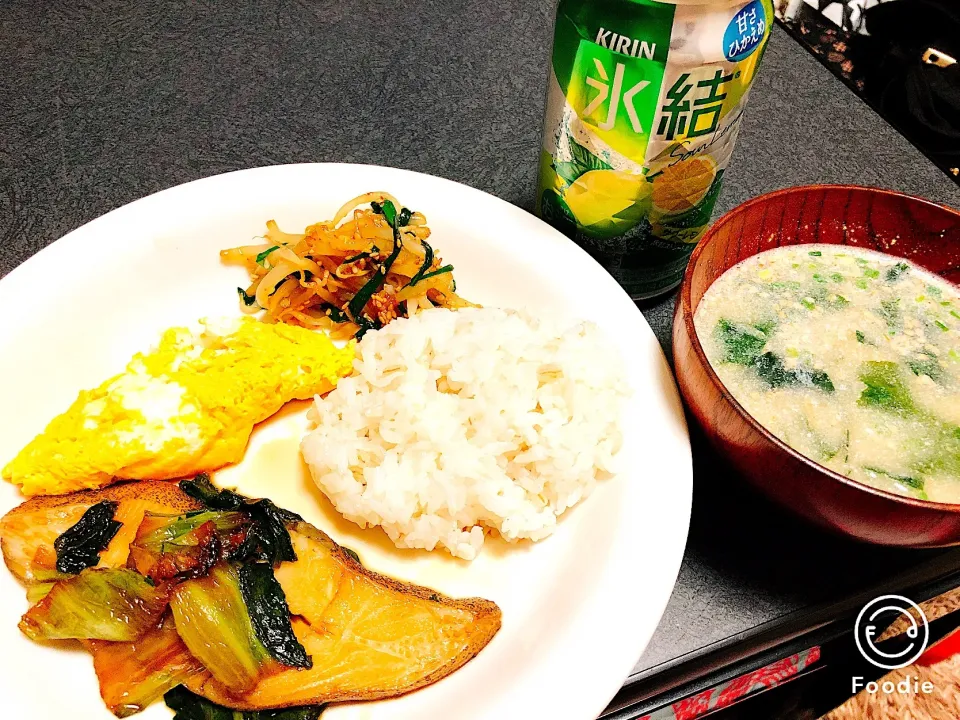 Snapdishの料理写真:カレイの煮付け
オムレツ
にらもやし和え
タニタのみそ汁|ぴよこさん