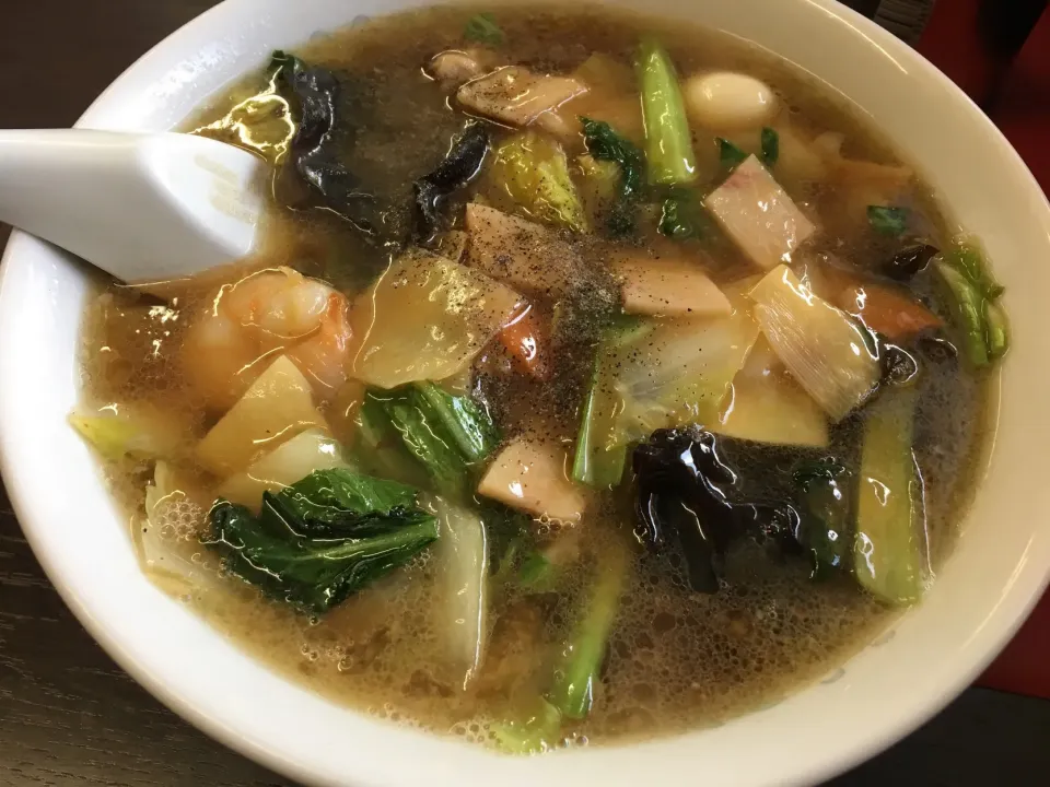 中華屋大連で五目ラーメン、札幌は卵縮れ麺ですが、餡が絡んで中々美味い😋|フージさん