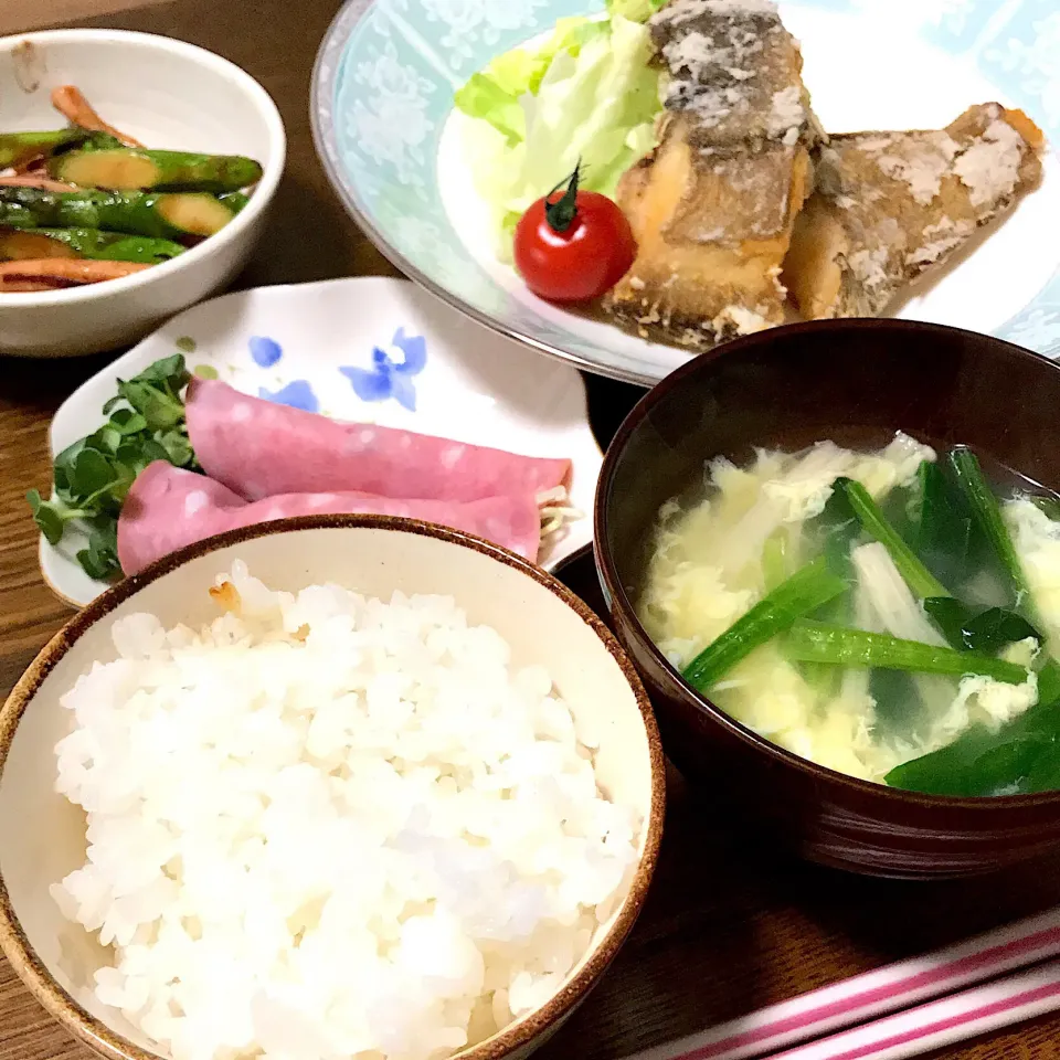 Snapdishの料理写真:#土鍋ごはん 
 #カレイの唐揚げ 
 #イカとアスパラの炒め物 
 #かいわれハム巻き 
 #ほうれん草とたまごのスープ|まきさん