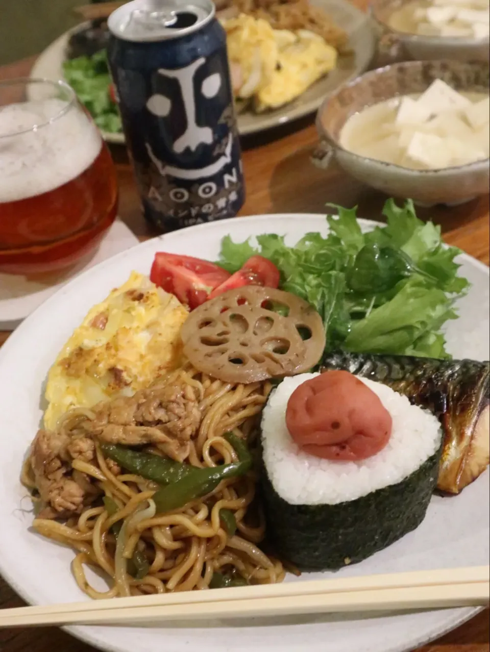 ソース焼きそばと、おむすび、塩鯖のワンプレートごはん。|なかじー。さん