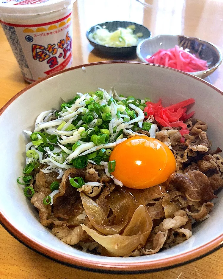 Snapdishの料理写真:しらす牛丼TKG 金ちゃんヌードル定食|ガク魁‼︎男飯さん