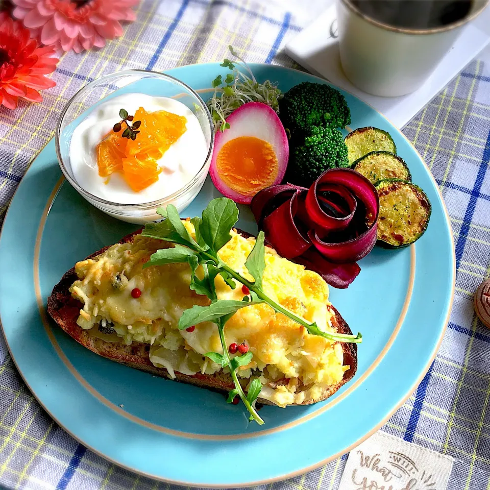 Snapdishの料理写真:アンチョビポテトのオープンサンド|すいかみどりさん