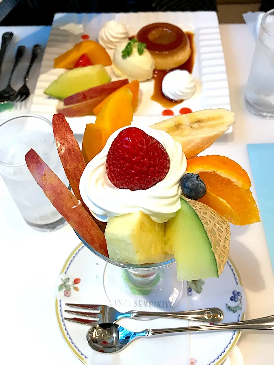 Snapdishの料理写真:🍓フルーツパフェ&🍮プリンアラモード|春夏秋冬さん