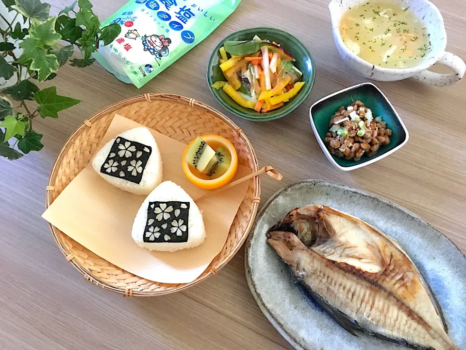 Snapdishの料理写真:#塩むすび 朝ごはん|michicoさん