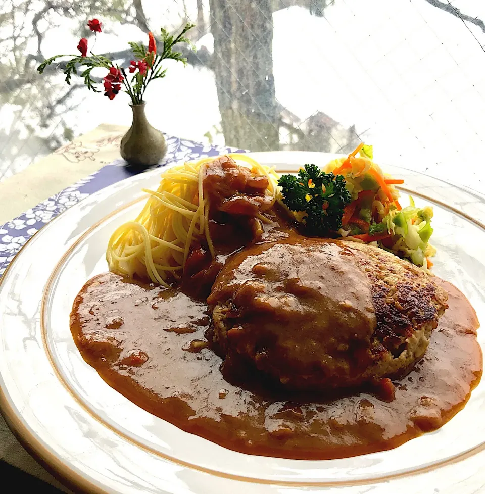 昼ごはん  カレーハンバーグスパゲッティプレート🍝|砂雪さん